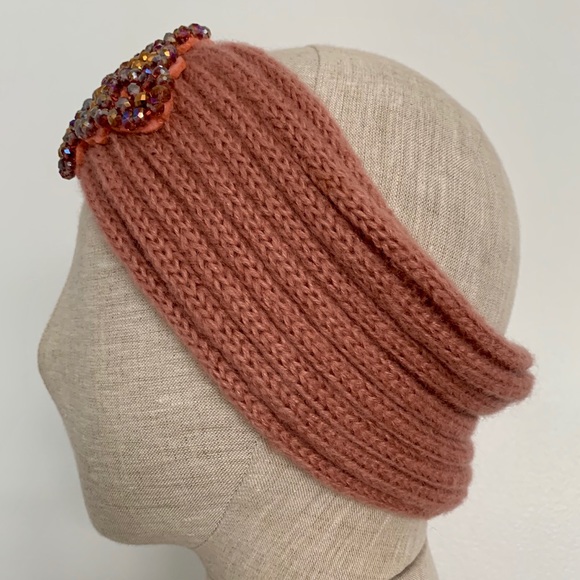 C. C hair accessories - Picture 2 of 7